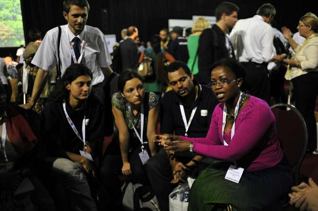 DAAD Workshop participants discussing with international scientists at the issues marketplace on Forest Day 5.